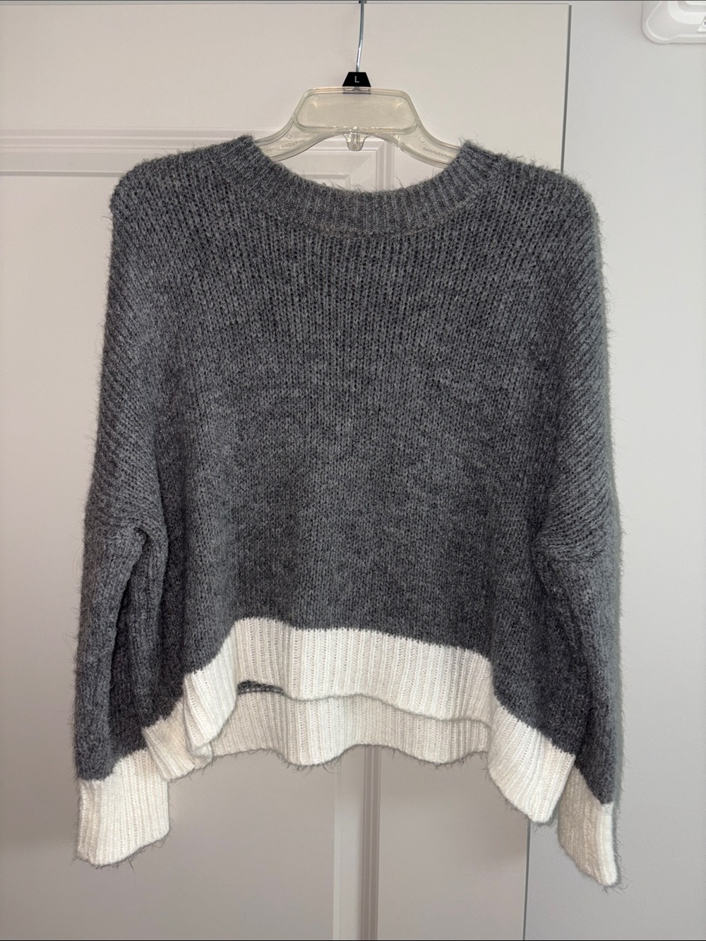 Women's Gray & Cream Colorblock Crewneck Sweater